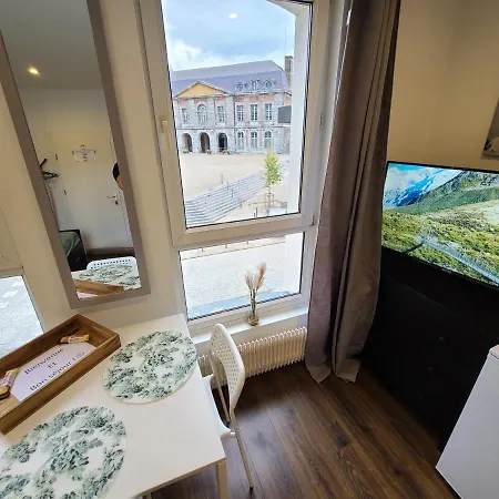 Studio Chaleureux Et Elegant En Hyper Centre De Avec Vue Sur La Porte De Mons Et La Place Vauban *